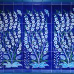 Iznik-Fliesen zeichnen sich durch türkisblaue Farbtöne und komplexe floralen Muster aus.