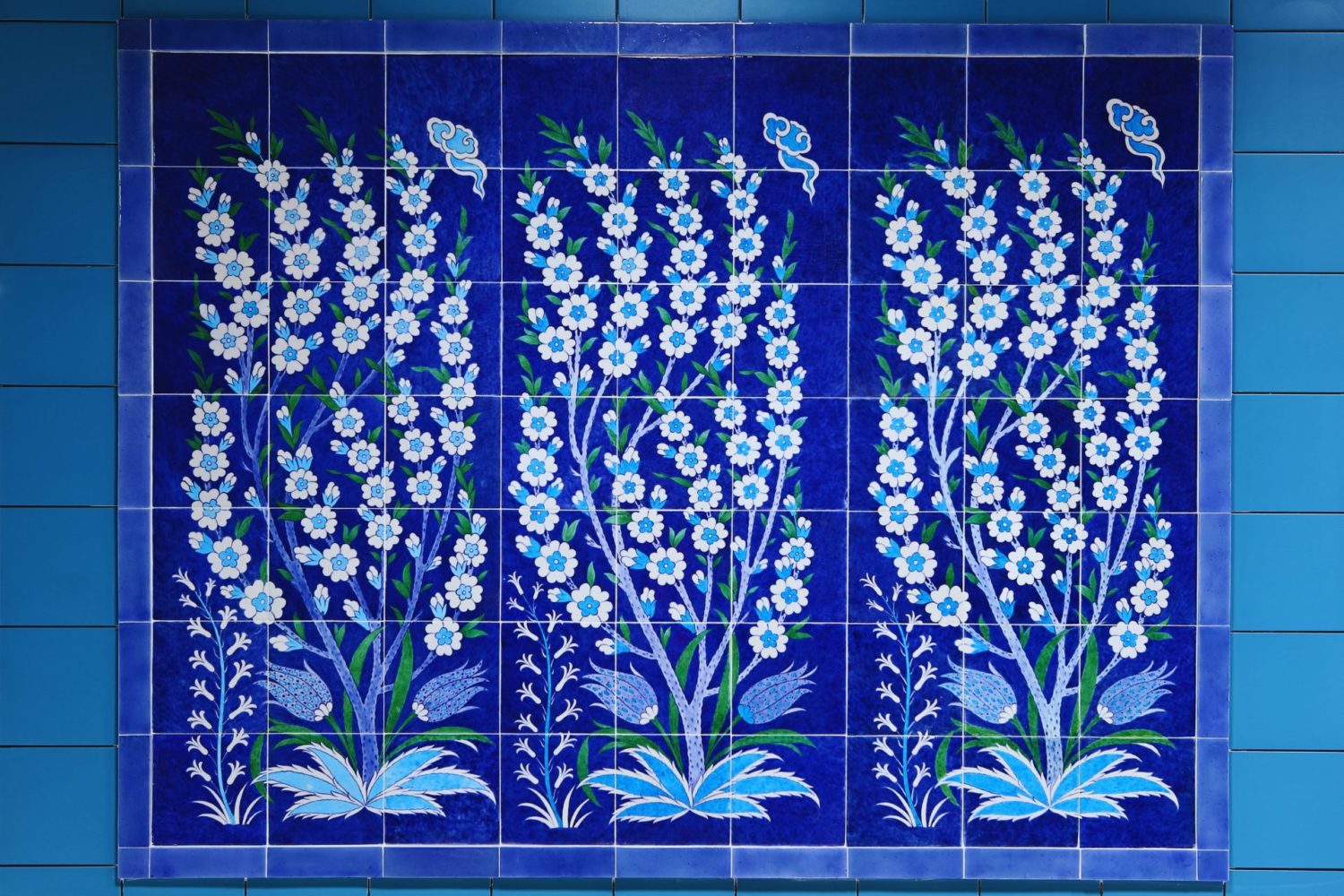 Iznik-Fliesen zeichnen sich durch türkisblaue Farbtöne und komplexe floralen Muster aus.