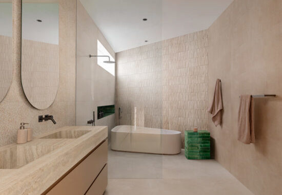 Badezimmer mit Fliesen in Beige
