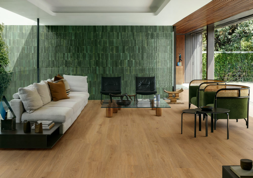 Wohnzimmer mit grüner Fliesenwand