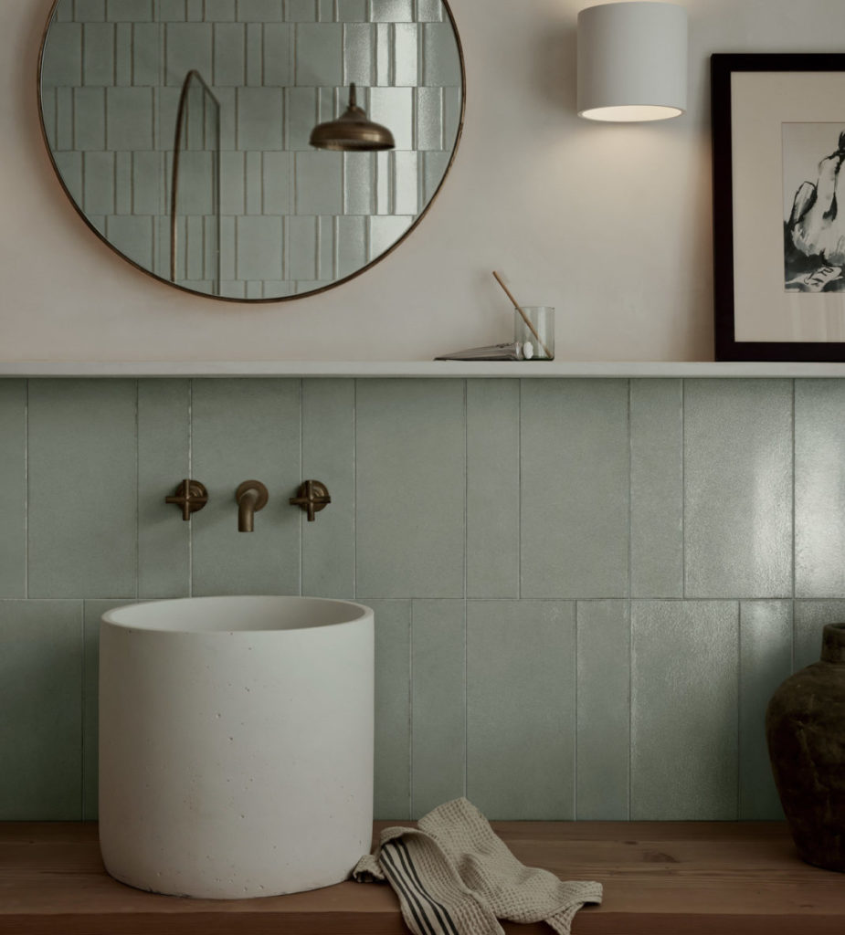 Modernes Badezimmer mit Waschbecken und Spiegel