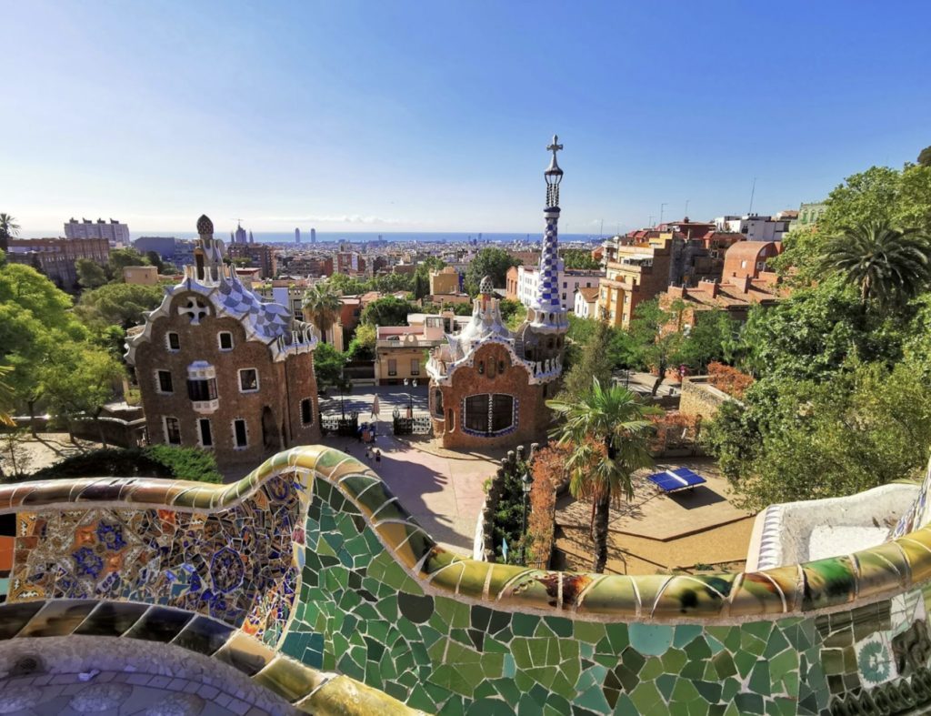 Bunte Mosaikbänke und Architektur im Park Güell in Barcelona