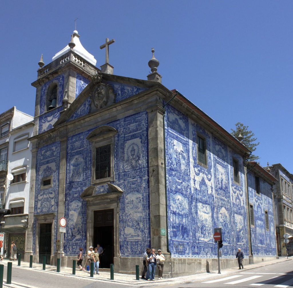 Fassade der Capela das Almas in Porto mit großflächigen blau-weißen Azulejos, die biblische Szenen darstellen