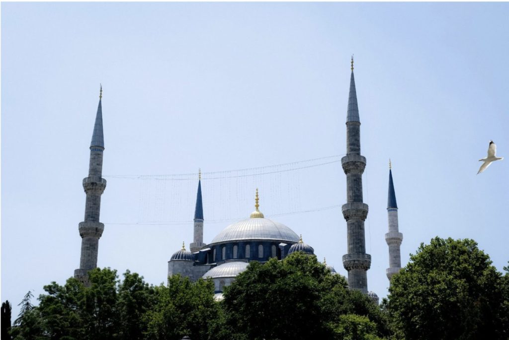 Außenansicht der Sultan-Ahmed- Moschee mit ihren sechs Minaretten in Istanbul