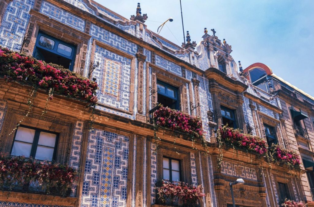 Fassade der Casa de los Azulejos mit blau-weißen Fliesen in Mexiko-Stadt