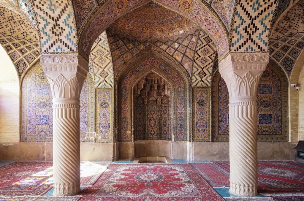 Farbenfrohes Fliesenmuster und Lichtspiel in der Nasir-ol-Molk-Moschee in Shiraz, Iran