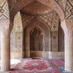 Farbenfrohes Fliesenmuster und Lichtspiel in der Nasir-ol-Molk-Moschee in Shiraz, Iran