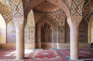 Farbenfrohes Fliesenmuster und Lichtspiel in der Nasir-ol-Molk-Moschee in Shiraz, Iran