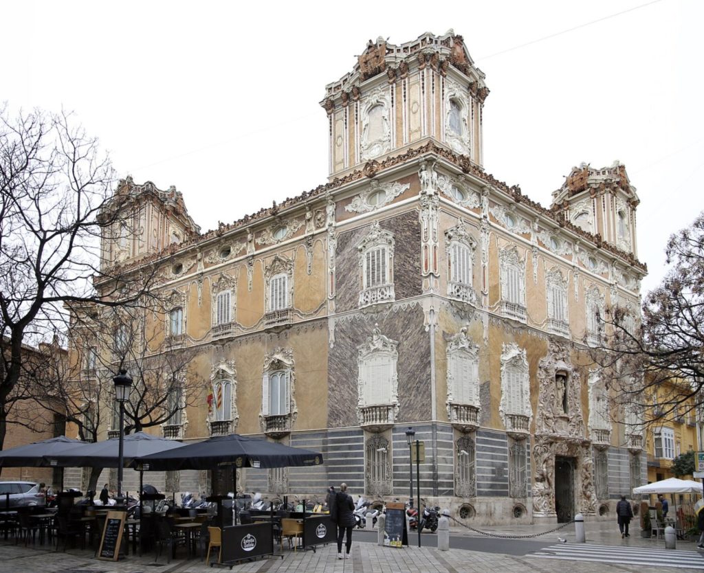 Fassade des Palacio del Marqués de Dos Aguas in Valencia mit reich verziertem Rokoko-Eingang