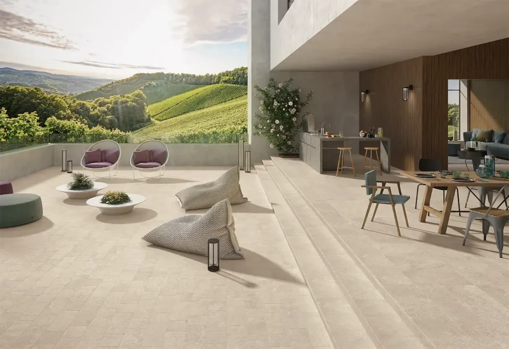 Terrasse mit beigen Feinsteinzeugfliesen in Natursteinoptik aus der MaPierre-Kollektion von Emilgroup