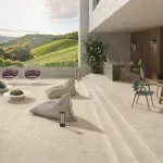 Terrasse mit beigen Feinsteinzeugfliesen in Natursteinoptik aus der MaPierre-Kollektion von Emilgroup