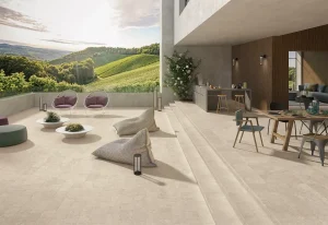 Terrasse mit beigen Feinsteinzeugfliesen in Natursteinoptik aus der MaPierre-Kollektion von Emilgroup