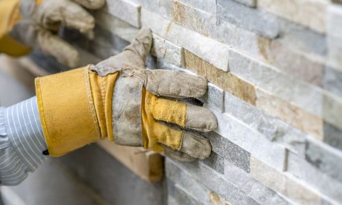 Fliesen geben der Wand eine besondere Struktur und sind durch die vielfältigen Materialien sehr individuell