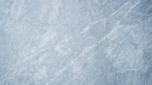 Weiterführende Informationen über Feinsteinzeug: über Geschichte, Farben, Formen, Verwendung, Trends, Ökobilanz, Reinigung und Pflege.