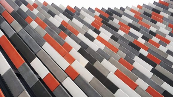 Weiterführende Informationen über Fliesen aus Keramik: über Geschichte, Farben, Formen, Verwendung, Trends, Ökobilanz, Reinigung und Pflege.