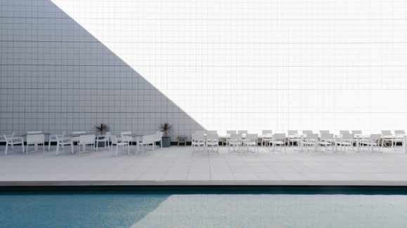 Weiterführende Informationen über Fliesen im XXL- & Großformat: über Geschichte, Farben, Formen, Verwendung, Trends, Ökobilanz, Reinigung und Pflege.